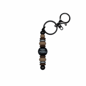 Handgemaakte sleutelhanger met siliconen kralen in verschillende kleuren.