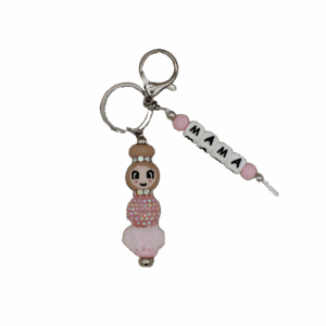 Gepersonaliseerde sleutelhanger met witte letters Mama en gelukspoppetje