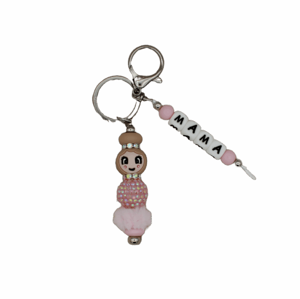 Gepersonaliseerde sleutelhanger met witte letters Mama en gelukspoppetje