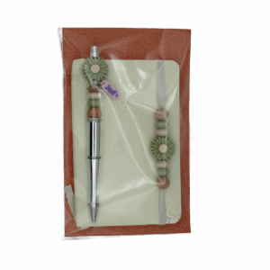 Geschenkset in cellofaan verpakt, met een notitieboekje en bijpassende pen – een stijlvol en praktisch bedankje.
