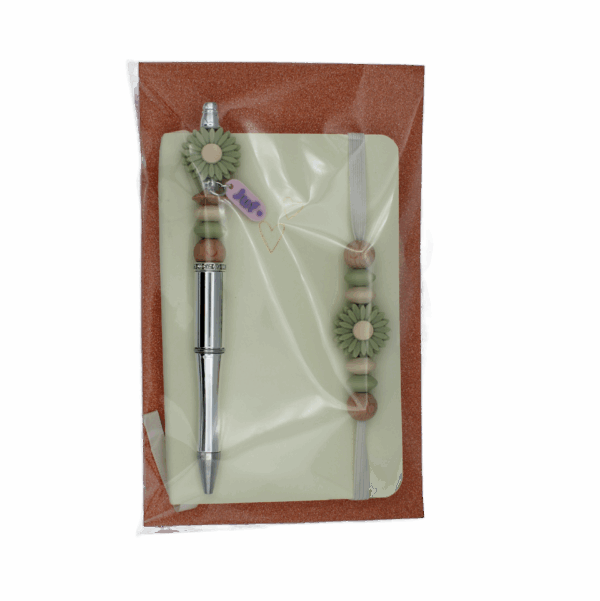 Geschenkset in cellofaan verpakt, met een notitieboekje en bijpassende pen – een stijlvol en praktisch bedankje.