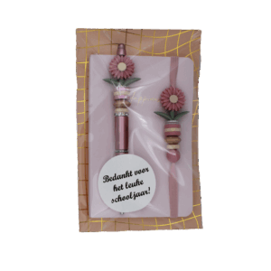 Geschenkset in cellofaan verpakt, met een notitieboekje en bijpassende pen – een stijlvol en praktisch bedankje.