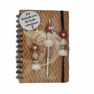Geschenkset in cellofaan verpakt, met een notitieboekje en bijpassende pen – een stijlvol en praktisch bedankje.