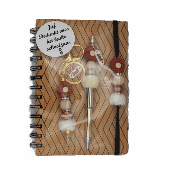 Geschenkset in cellofaan verpakt, met een notitieboekje en bijpassende pen – een stijlvol en praktisch bedankje.